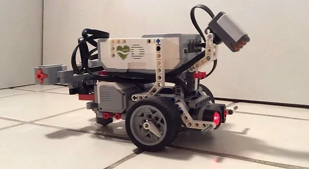 A robot made of LEGOs that moves like a worm